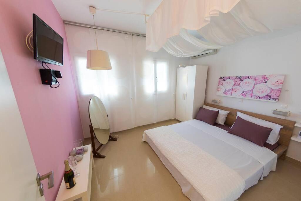 Uno Beachfront Suite Livádia Kültér fotó